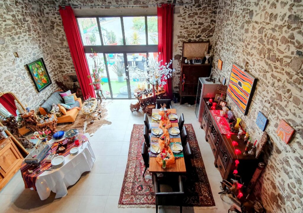 salle à manger en pierres table dressée