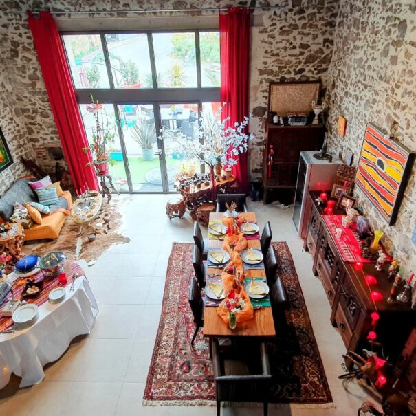 salle à manger en pierres table dressée