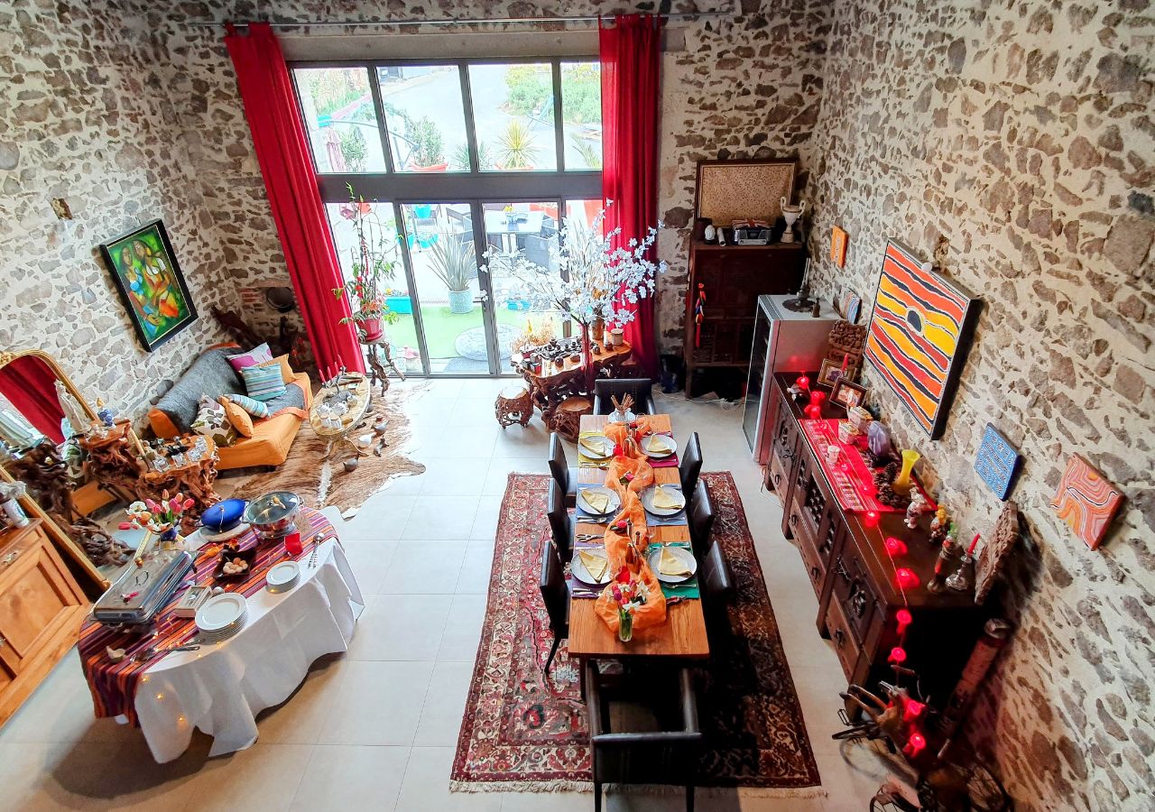 salle à manger en pierres table dressée