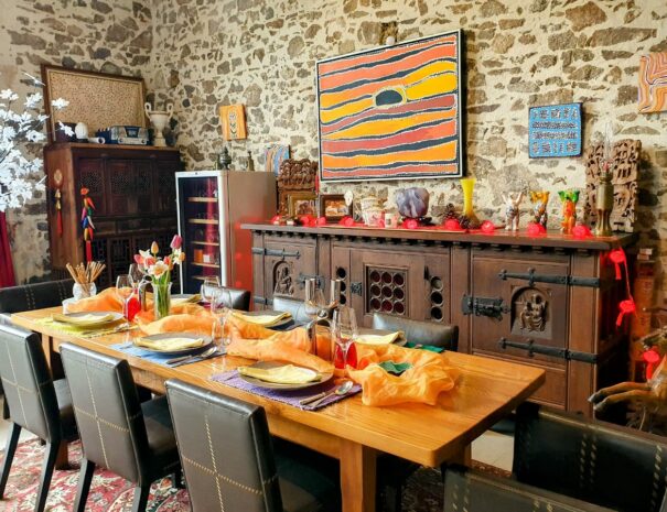 table dressée ambiance chaleureuse