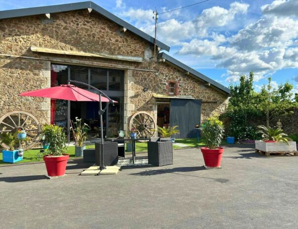 grange ferme avec salon de jardin