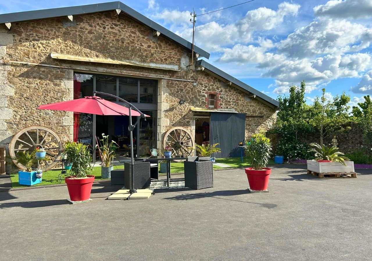 grange ferme avec salon de jardin