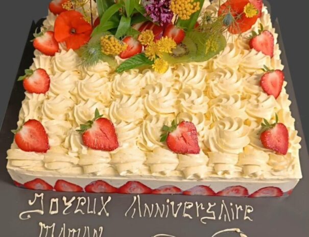 gâteau d'anniversaire chantilly fraises fraisier